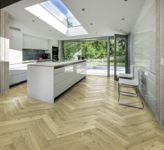 Dvouvrstvá dřevěná podlaha Kährs Herringbone Dub CC DIM bílý