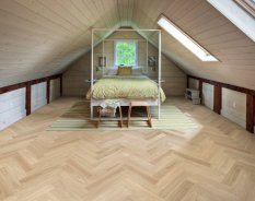 Dvouvrstvá dřevěná podlaha Kährs Herringbone Dub AB DIM bílý